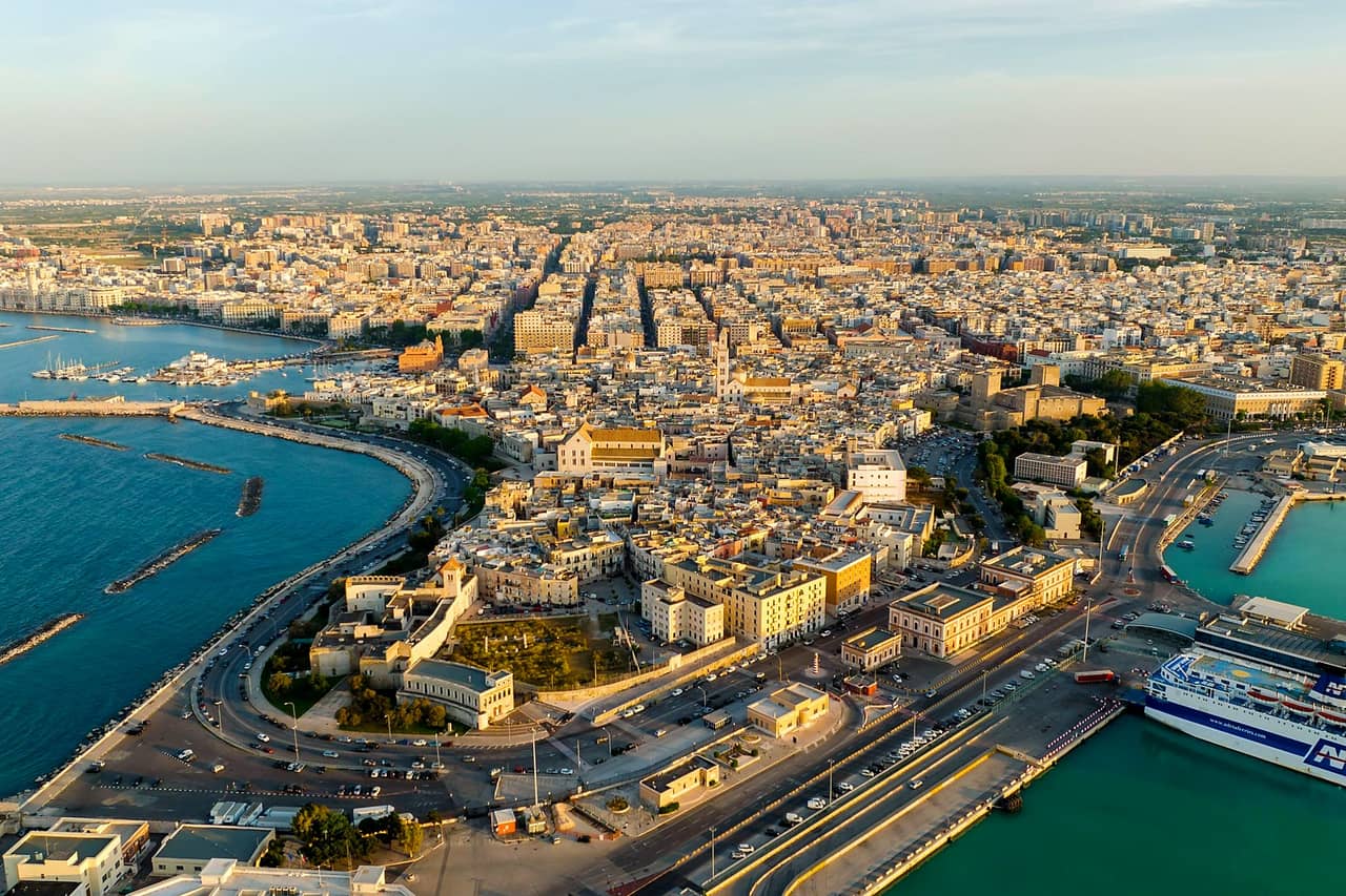 Bari z lotu ptaka, port i stare miasto nad Adriatykiem
