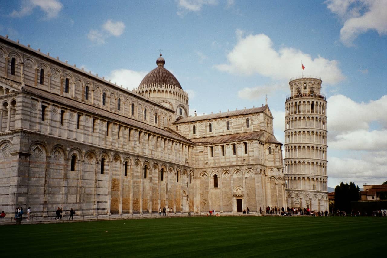 Krzywa Wieża i katedra na Piazza dei Miracoli
