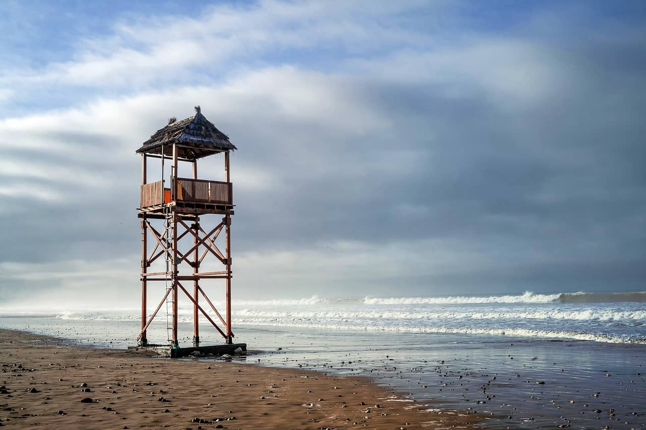 Wieża ratownicza na plaży w Agadirze