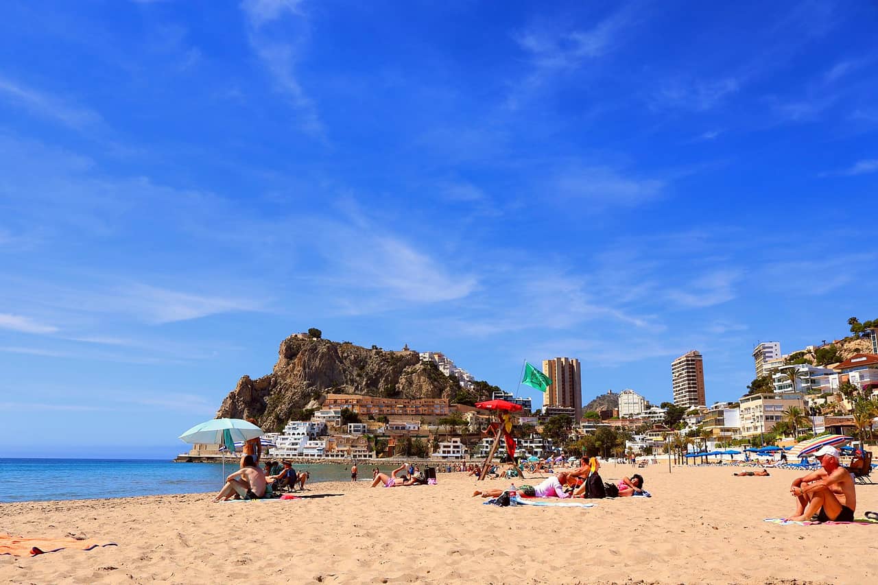 Słoneczna plaża w Alicante z widokiem na miasto