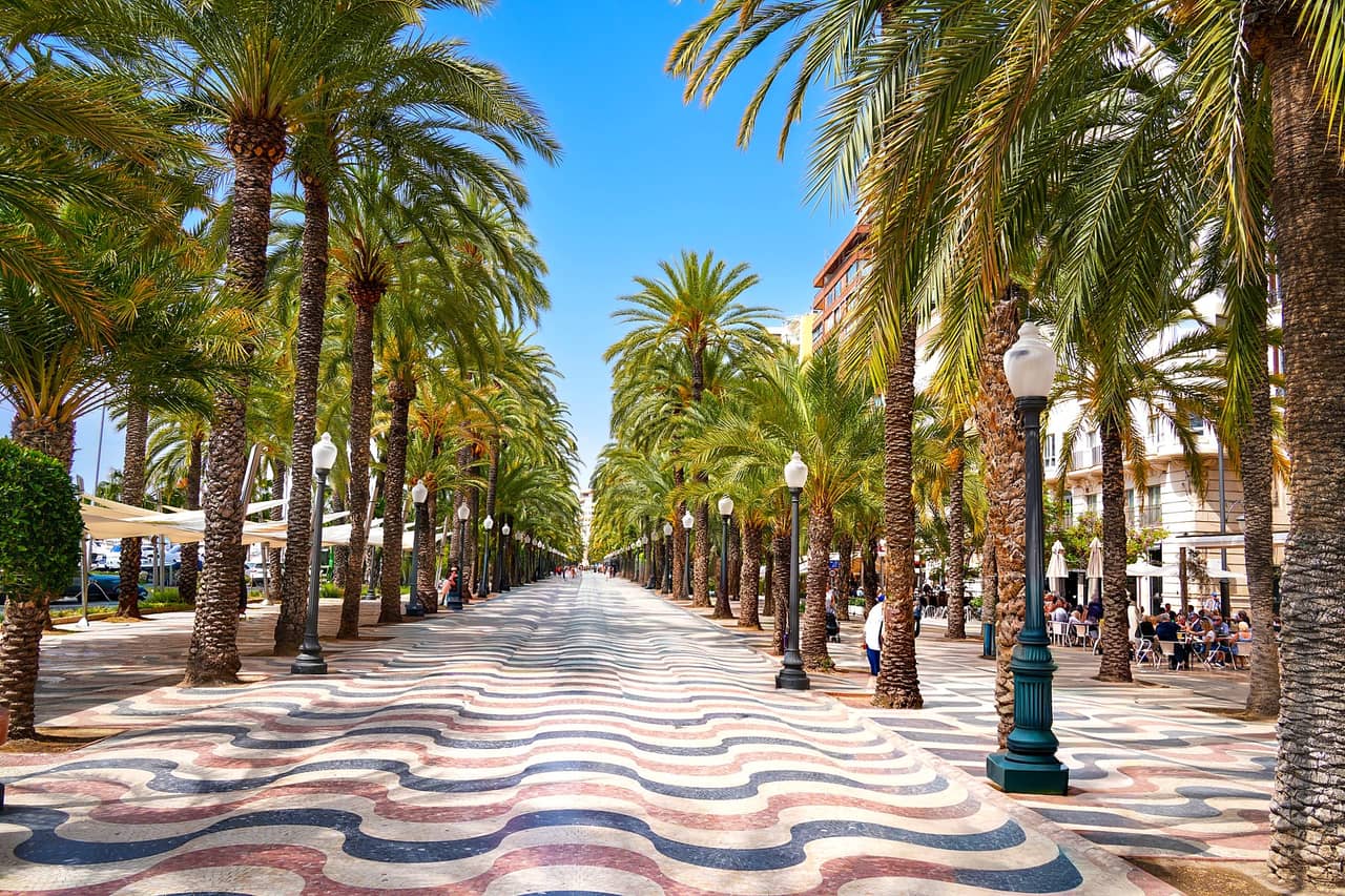 Promenada Explanada de España z palmami i falistą mozaiką