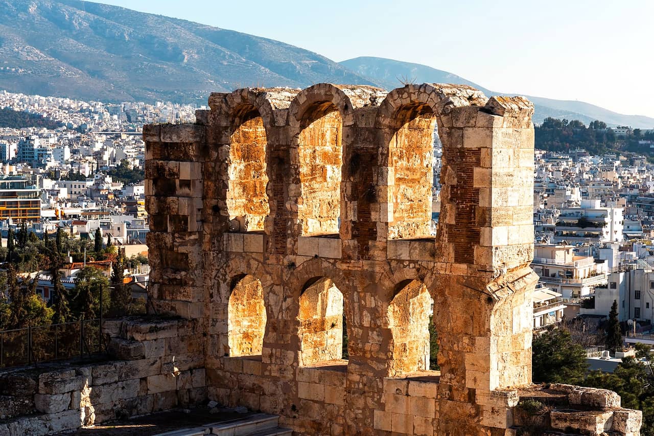 Odeon Heroda Attyka i panorama miasta