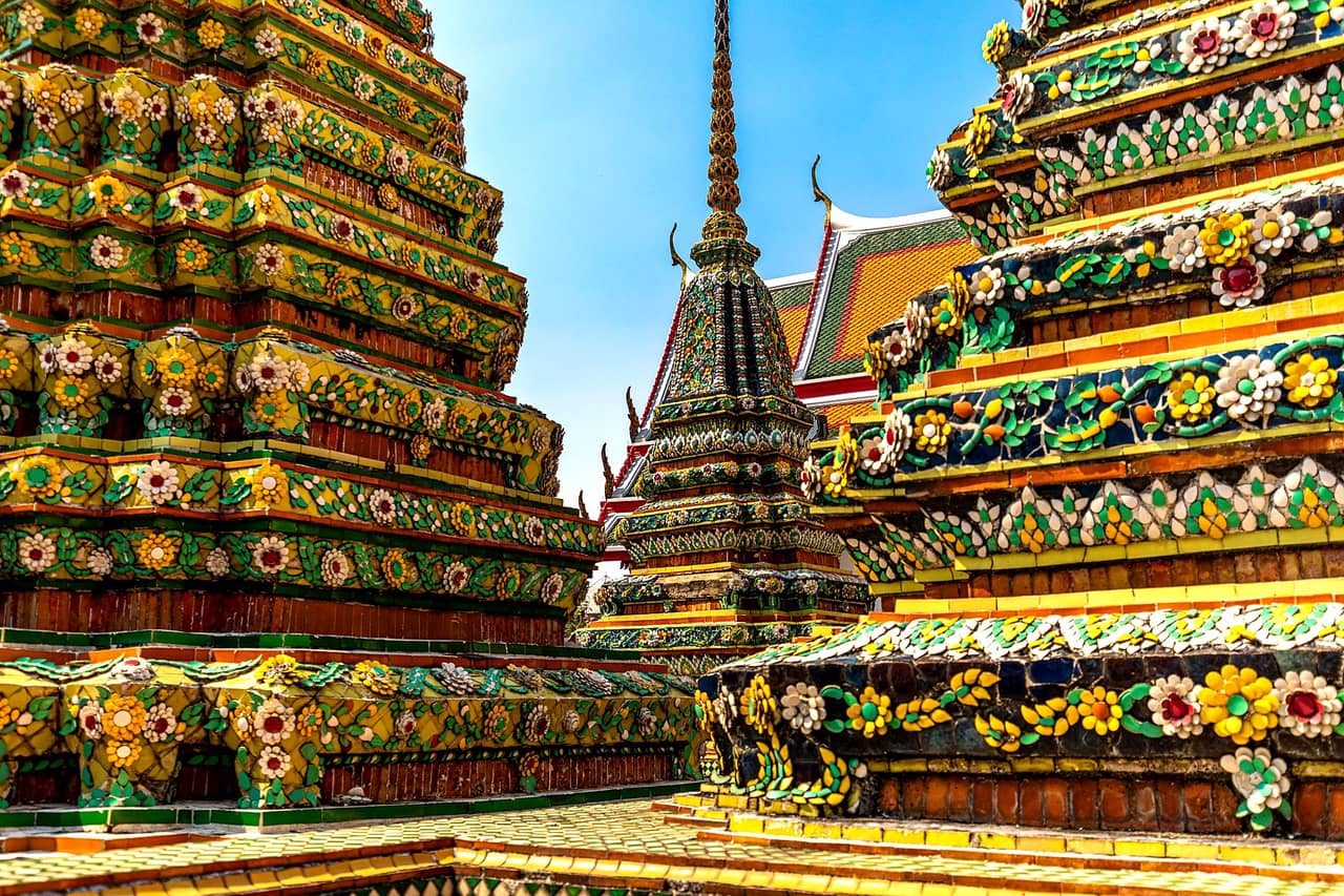 Kolorowe czedi w Wat Pho