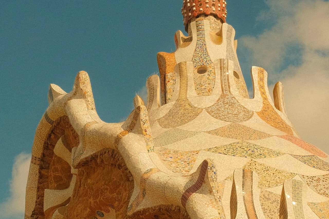 Park Güell, kolorowa architektura Gaudíego