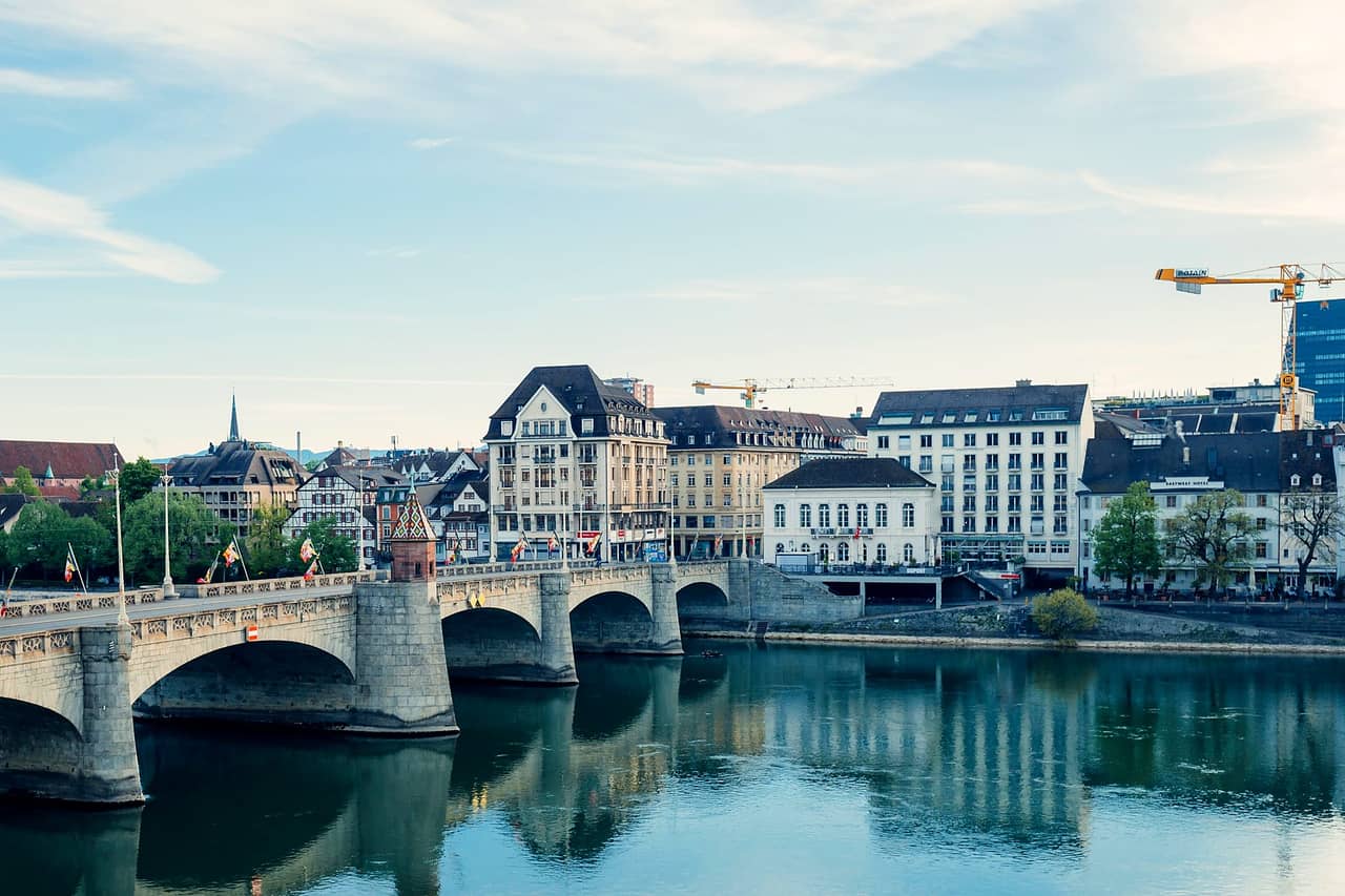 Most Mittlere Brücke i nabrzeże