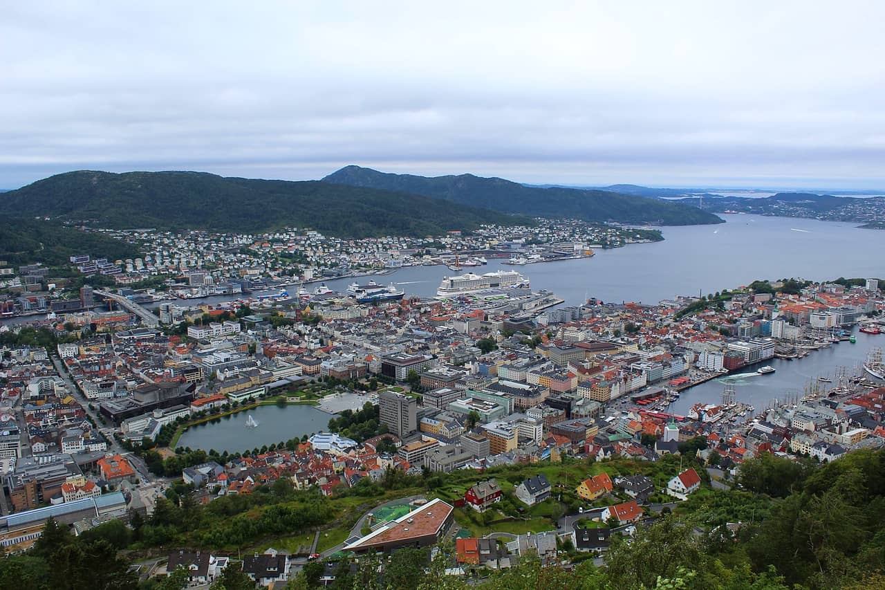 Port w Bergen otoczony górami