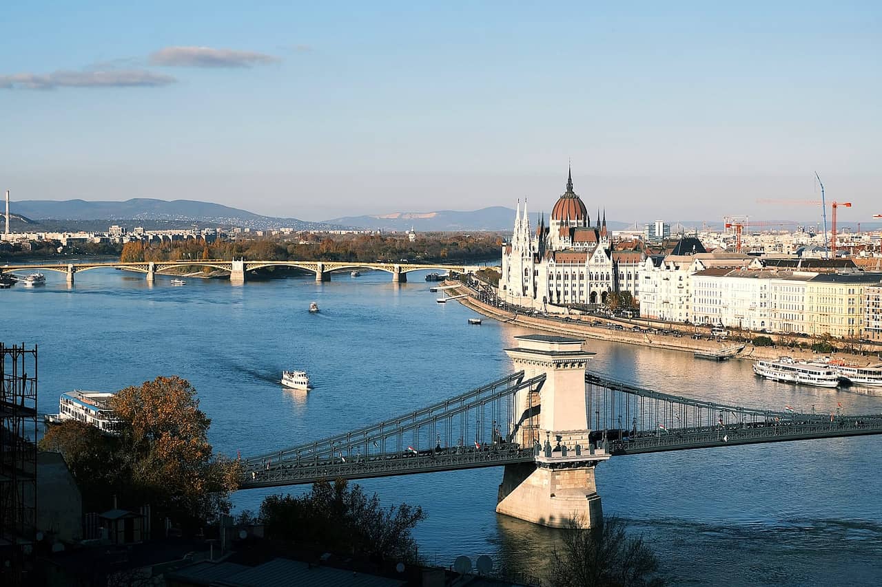 Most Łańcuchowy i panorama Pesztu z Parlamentem
