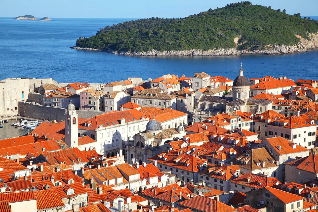 Starówka i wyspa Lokrum w tle