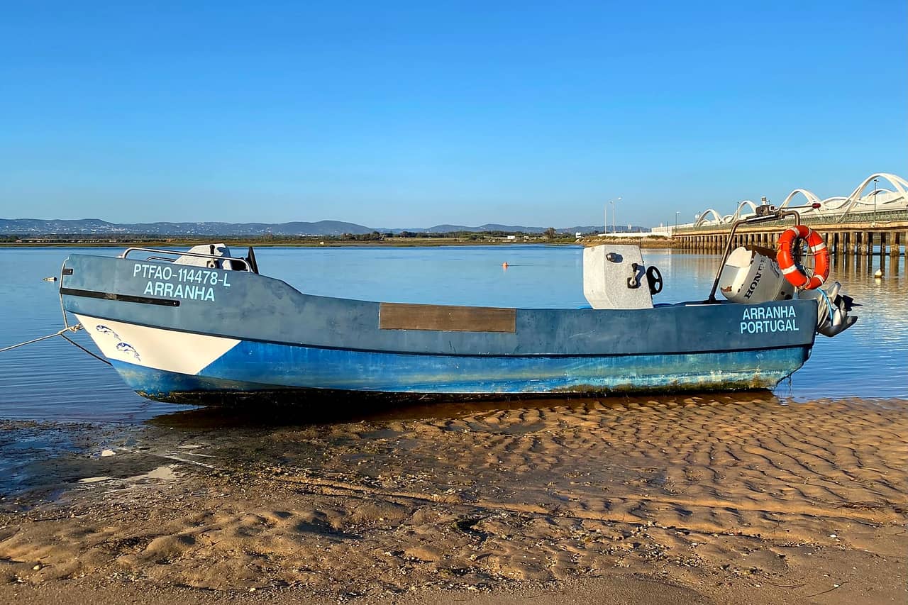 Łódź rybacka na brzegu laguny w Faro