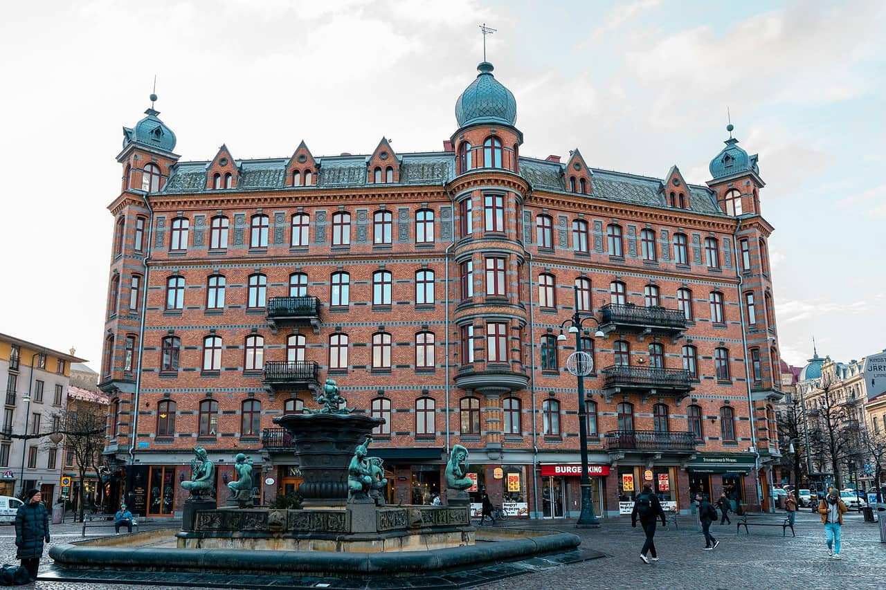 Plac Brunnsparken z zabytkowym hotelem w centrum Göteborga