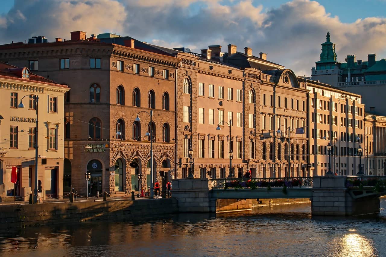 Zabytkowe kamienice i most nad kanałem w centrum miasta