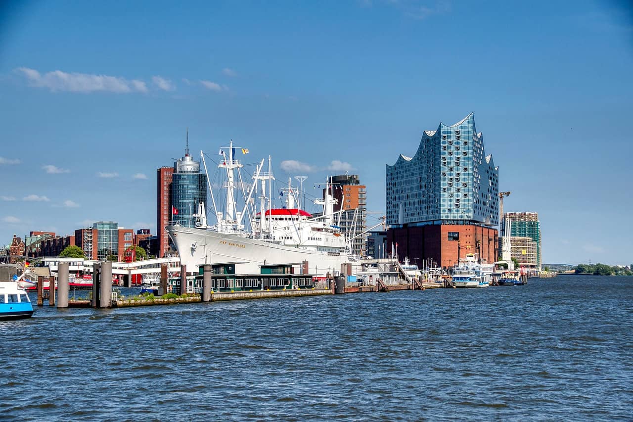 Port nad Łabą z Elbphilharmonie i statkiem-muzeum Cap San Diego