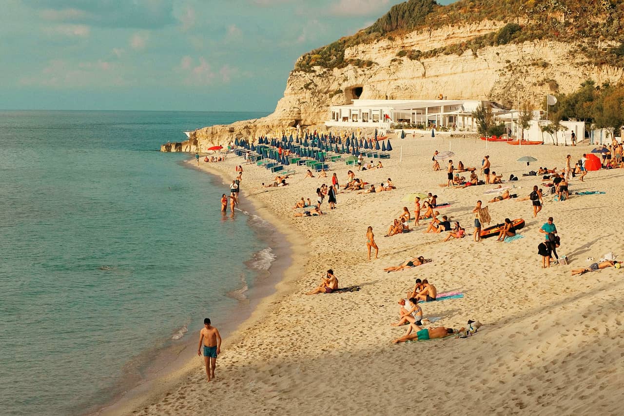Plaża w Tropei latem