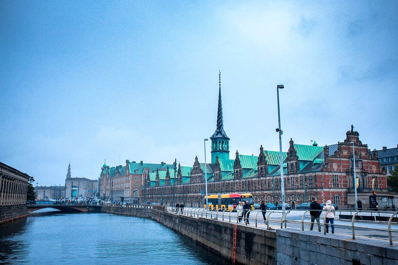 Giełda Børsen nad kanałem