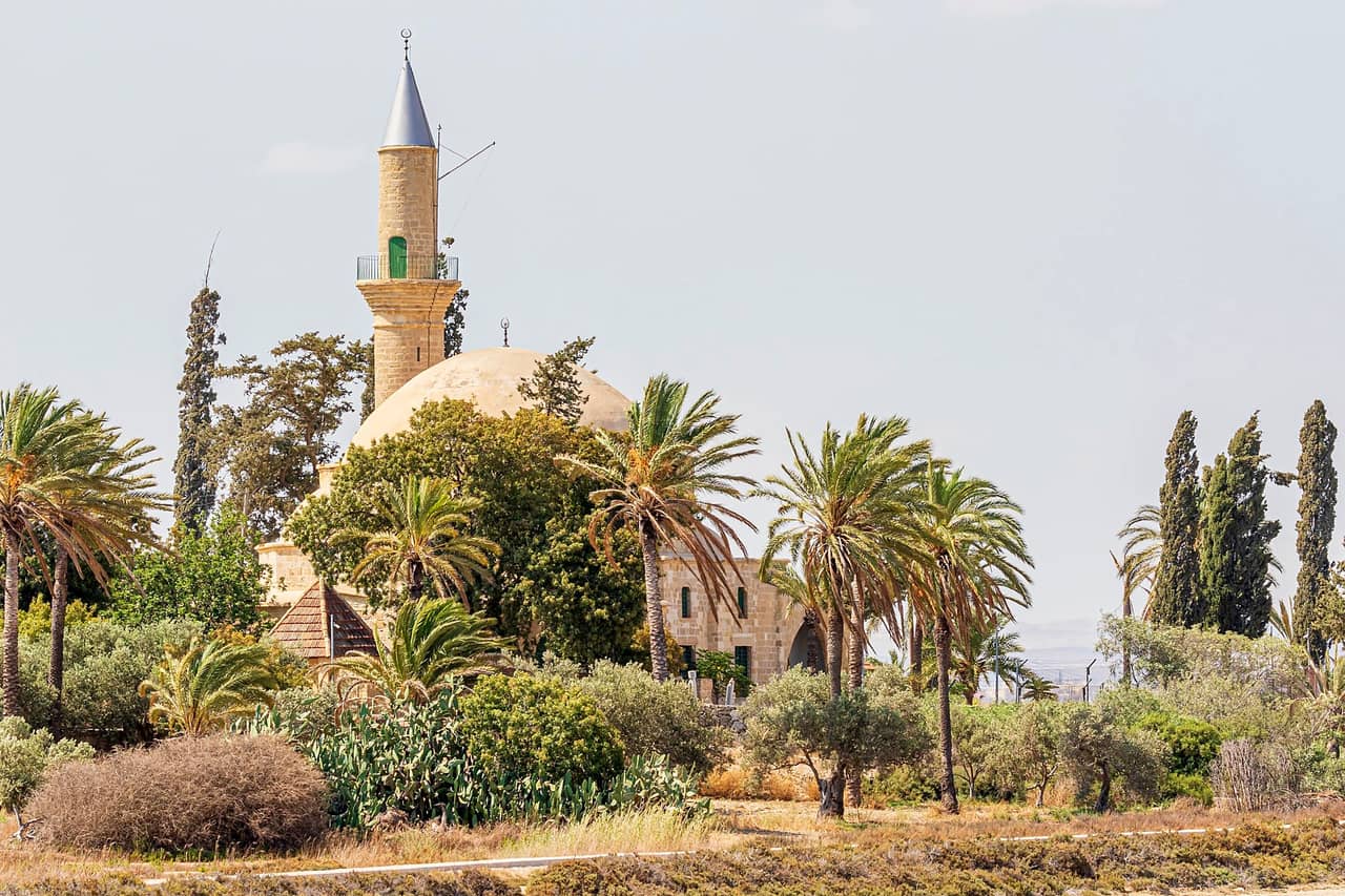 Meczet Hala Sultan Tekke wśród palm, nad Słonym Jeziorem pod Larnaką