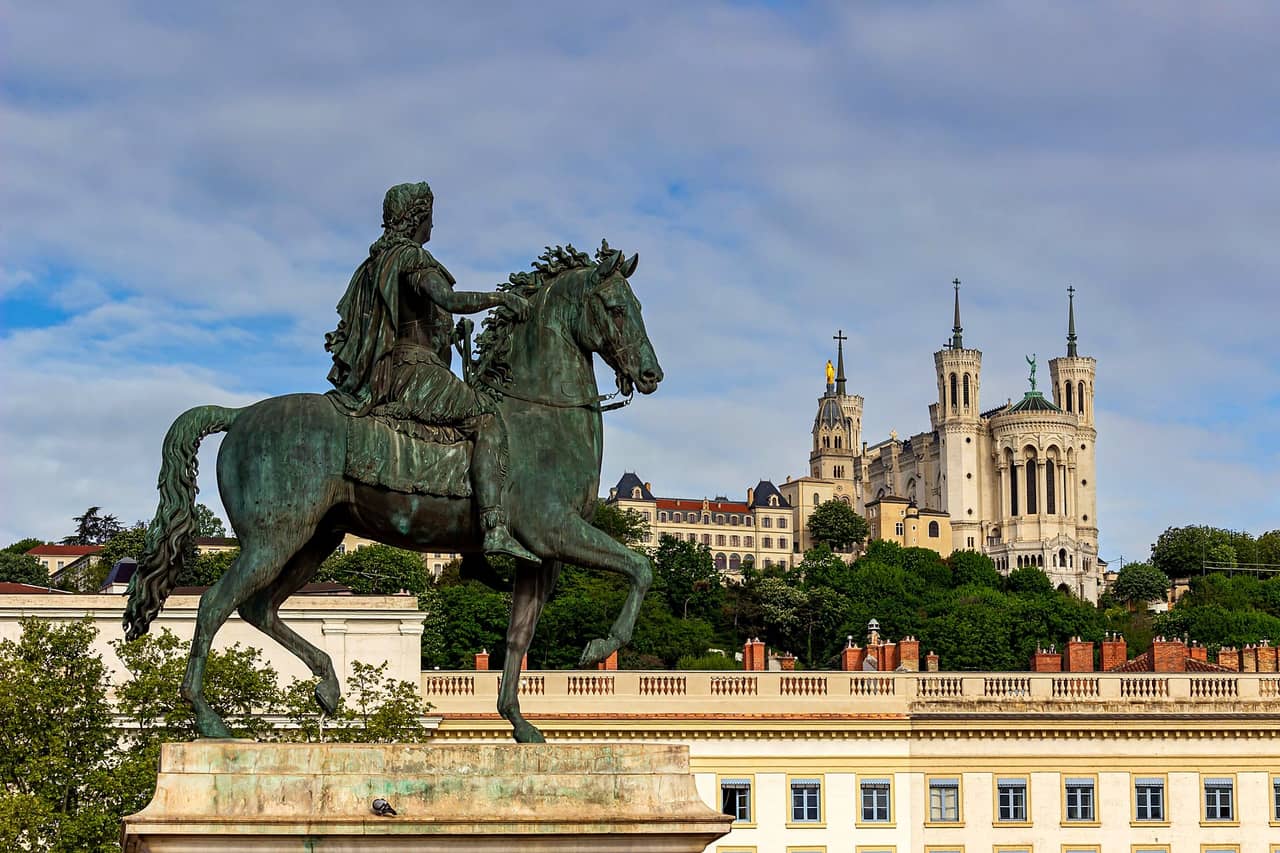 Plac Bellecour, pomnik Ludwika XIV i bazylika w tle