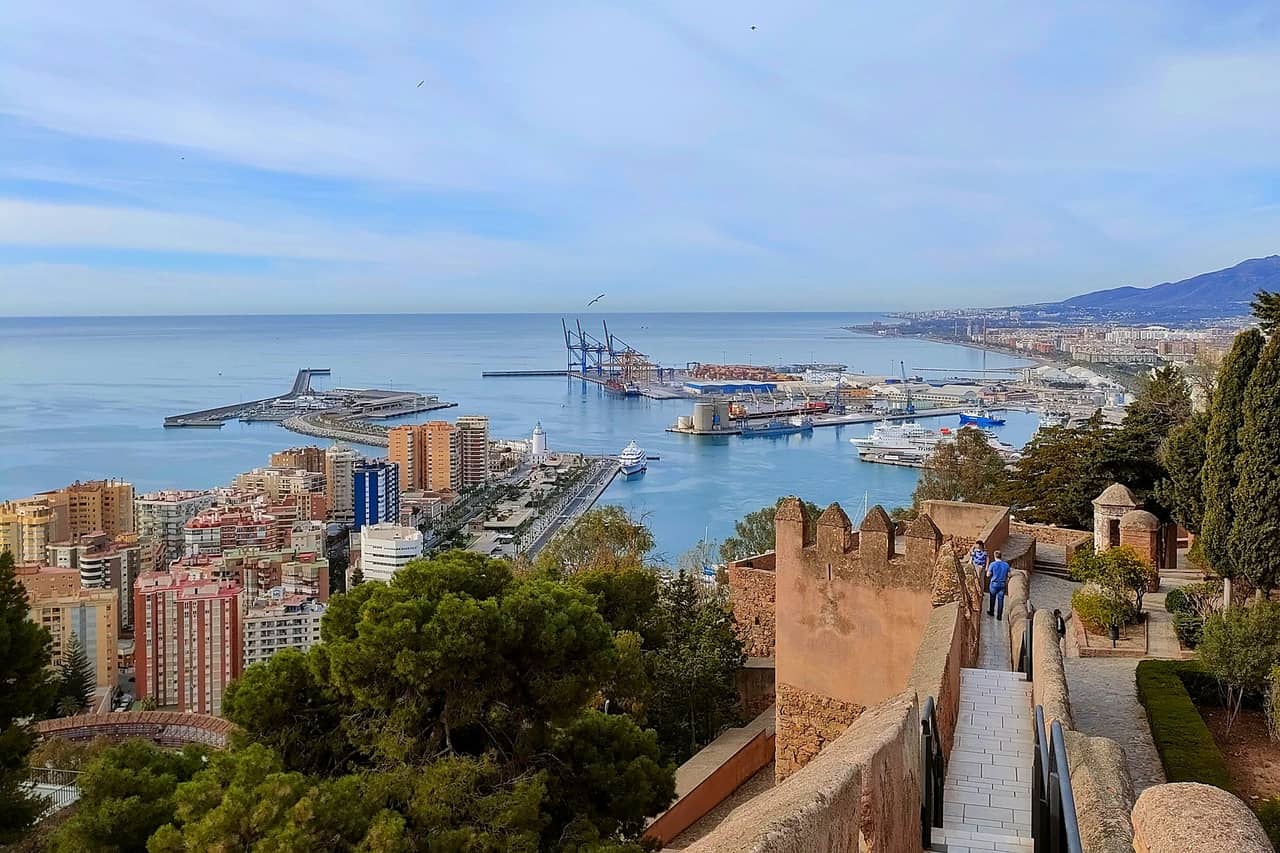 Mury twierdzy Gibralfaro i widok na port