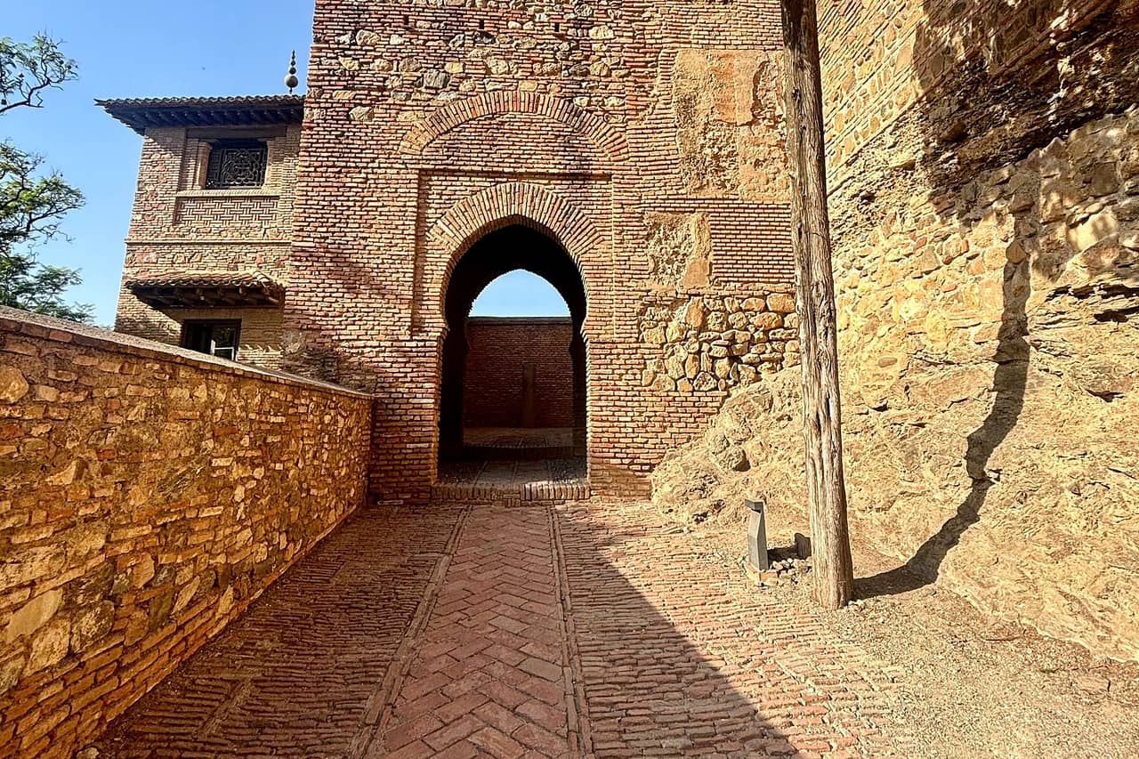 Brama w twierdzy Alcazaba