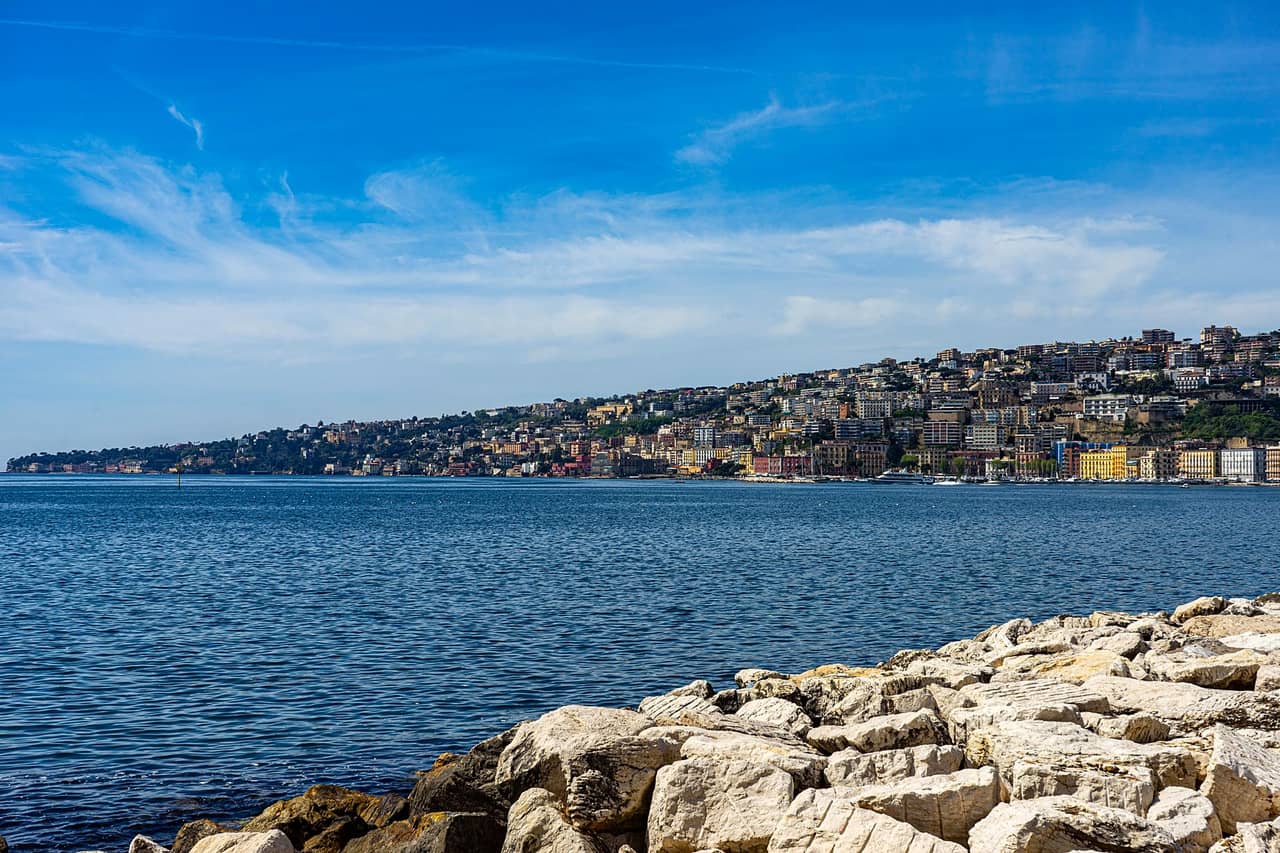 Nabrzeże Neapolu i wzgórze Posillipo