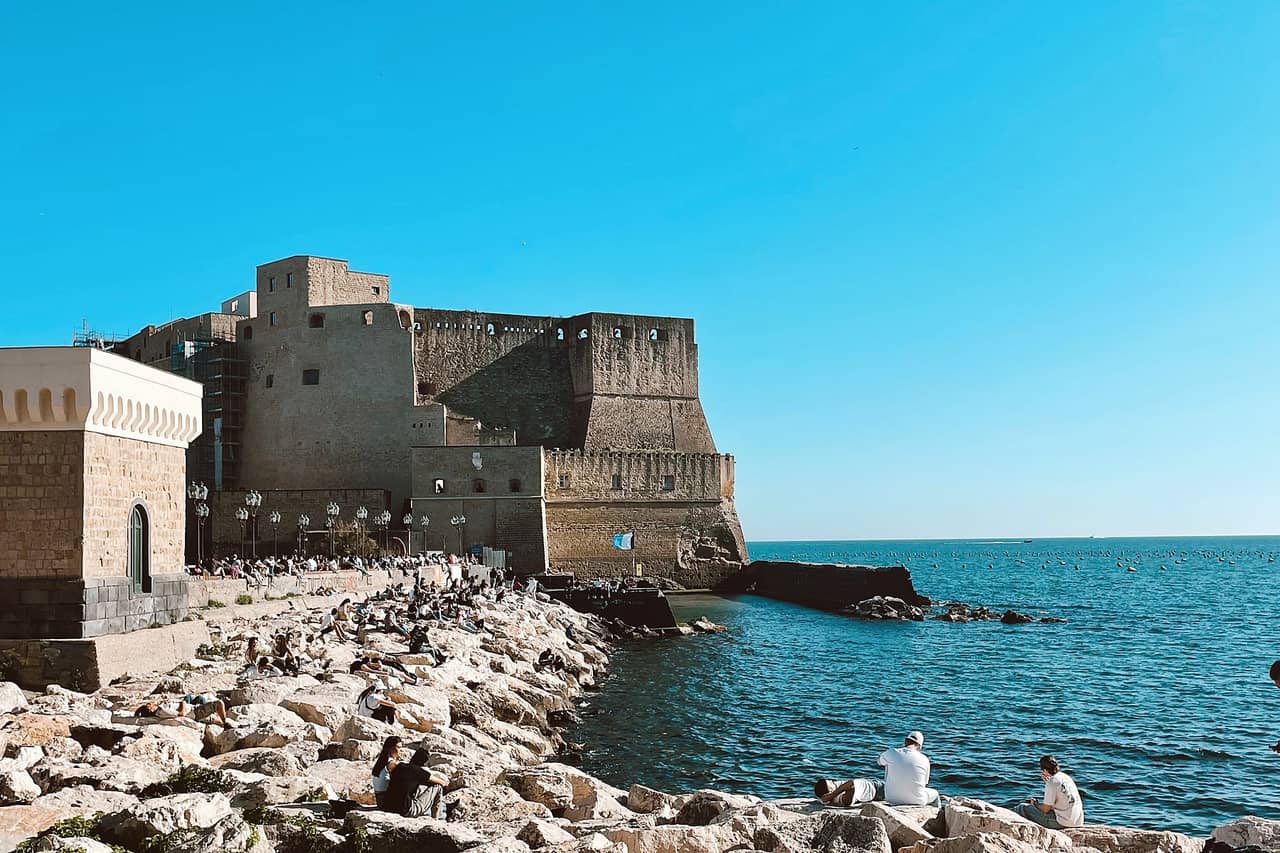 Castel dell'Ovo nad morzem