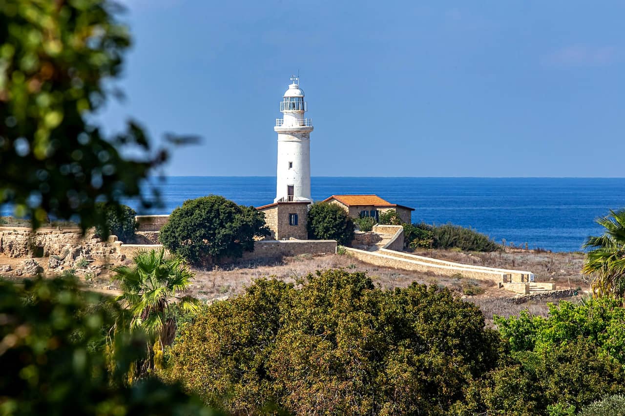 Latarnia morska w Pafos wśród zieleni