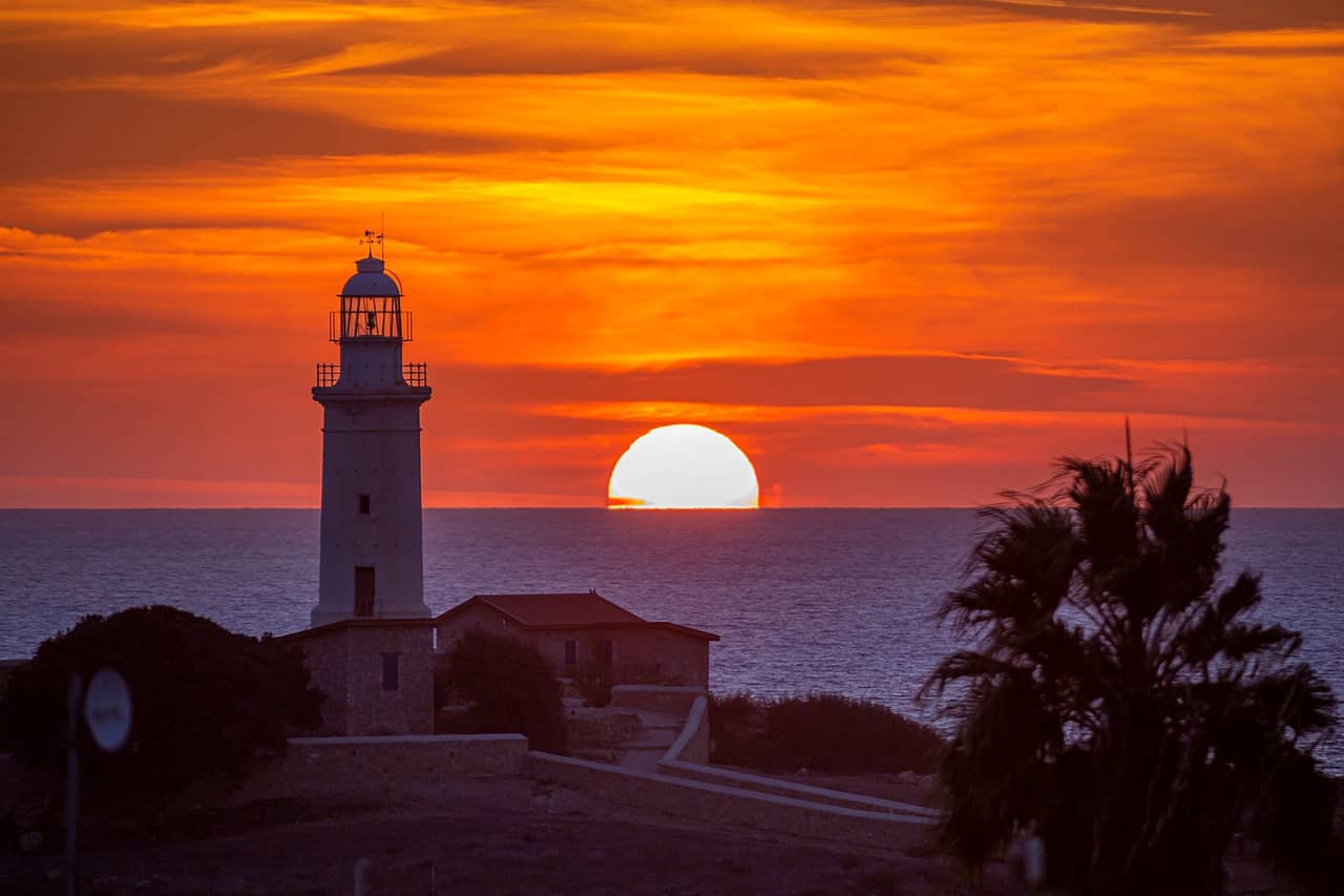 Latarnia morska w Pafos o zachodzie słońca