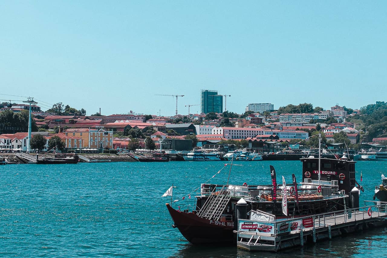 Nabrzeże Ribeira i łodzie na Duero