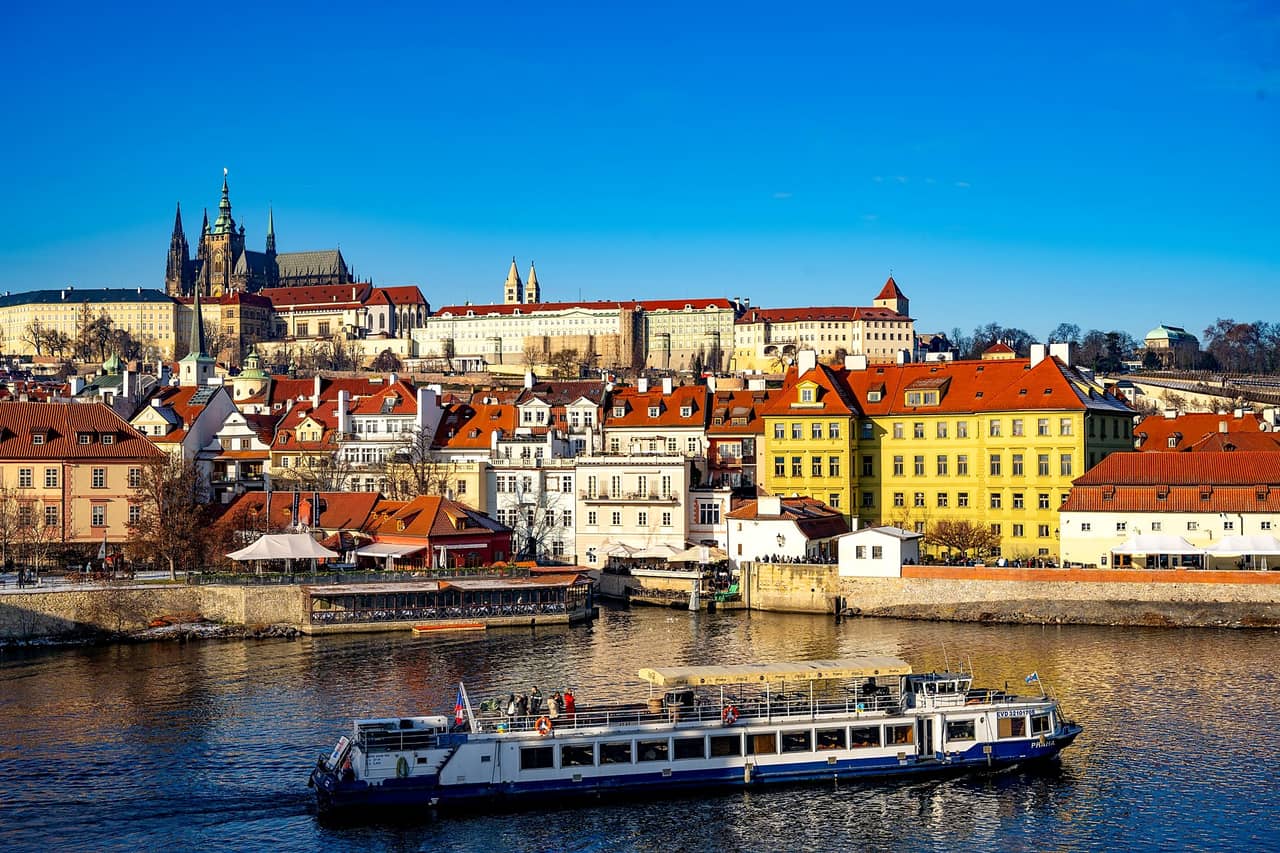 Wełtawa, statek wycieczkowy i Zamek Praski