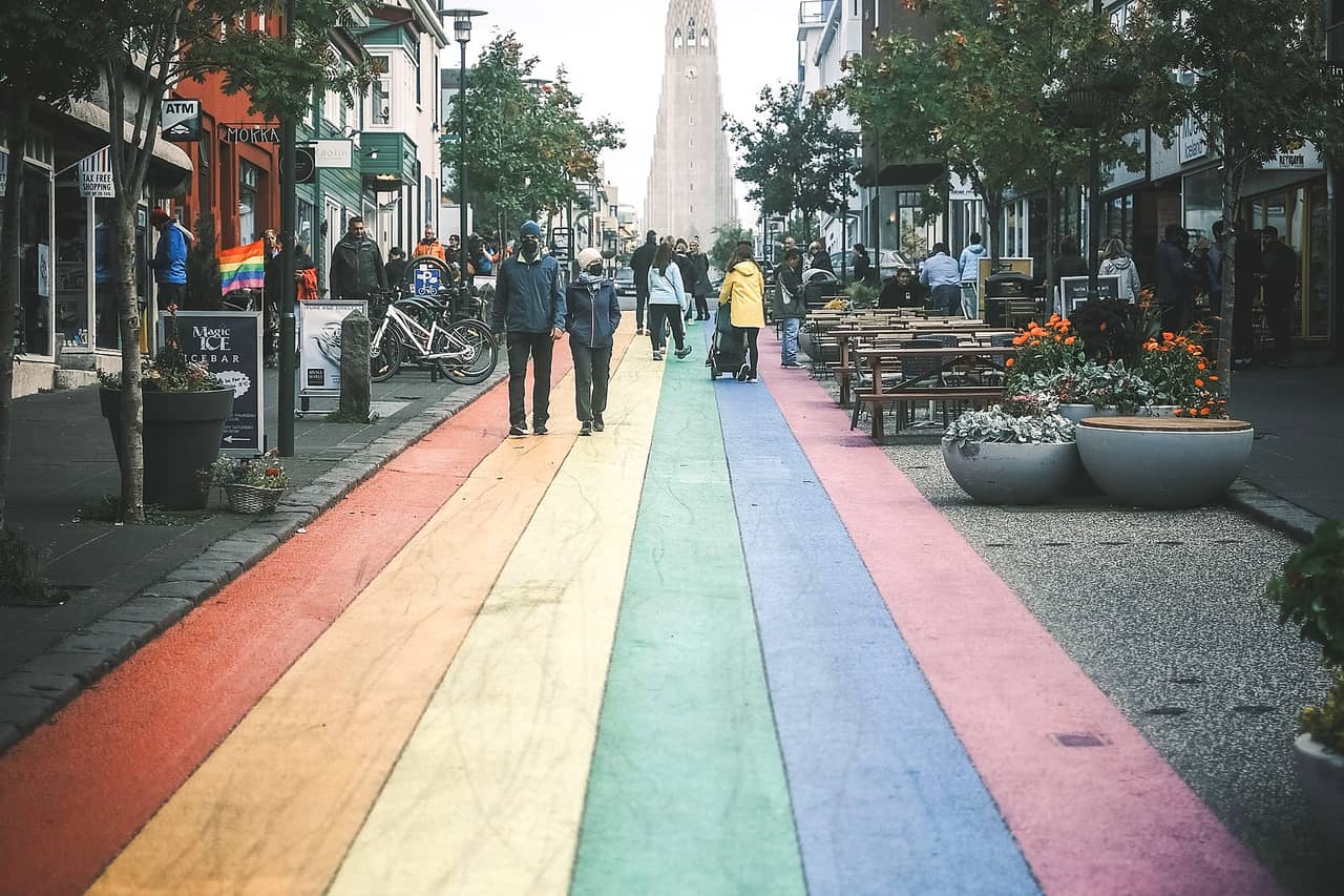 Tęczowa ulica prowadząca do Hallgrímskirkja