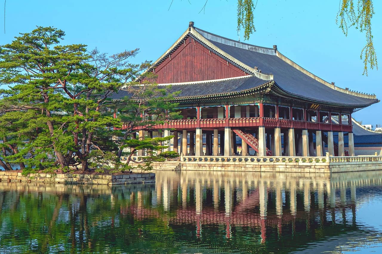 Pawilon Gyeonghoeru nad stawem