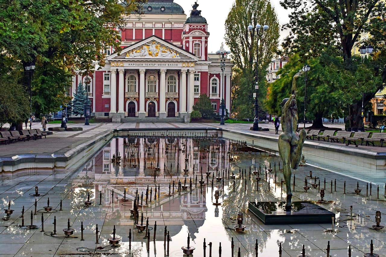 Teatr Narodowy im. Iwana Wazowa i fontanna