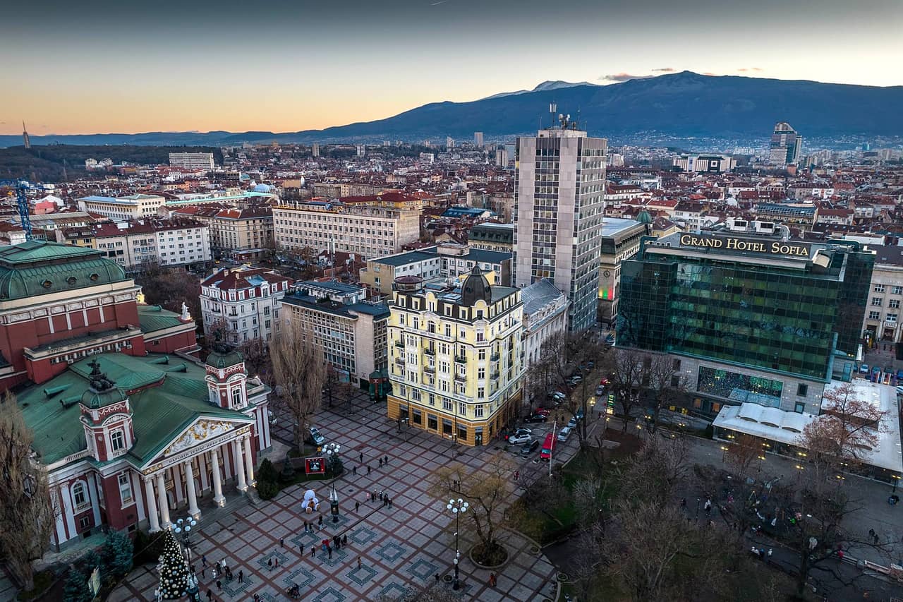 Sofia o zachodzie słońca z drona, w tle Witosza