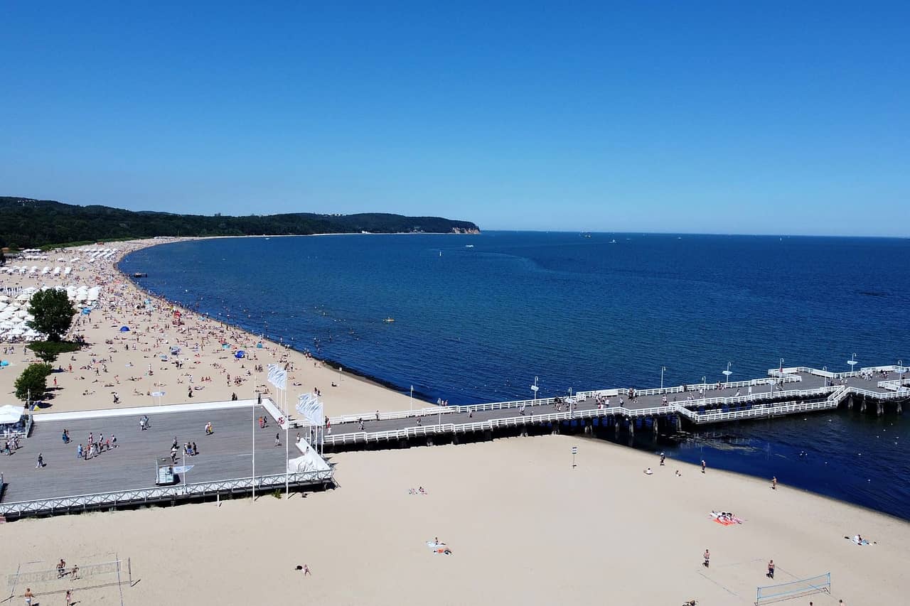 Molo i plaża w Sopocie z lotu ptaka