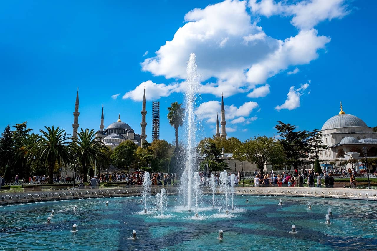 Plac Sultanahmet z fontanną i Błękitnym Meczetem