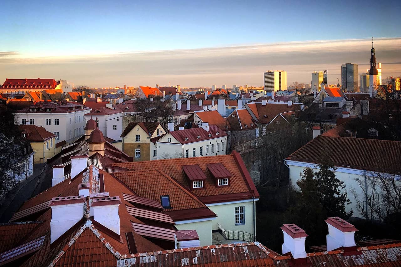 Tallin o zachodzie słońca z lotu ptaka