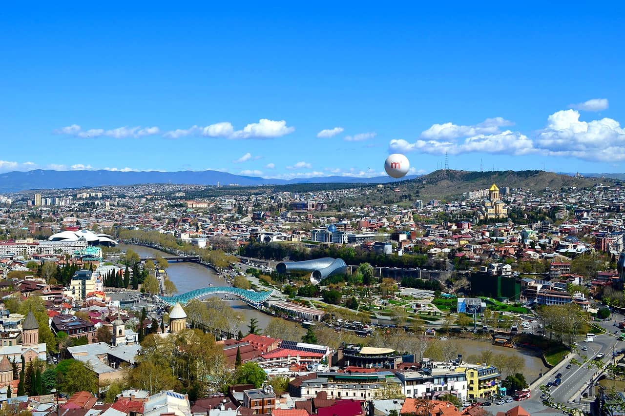 Miasto i rzeka Kura z góry