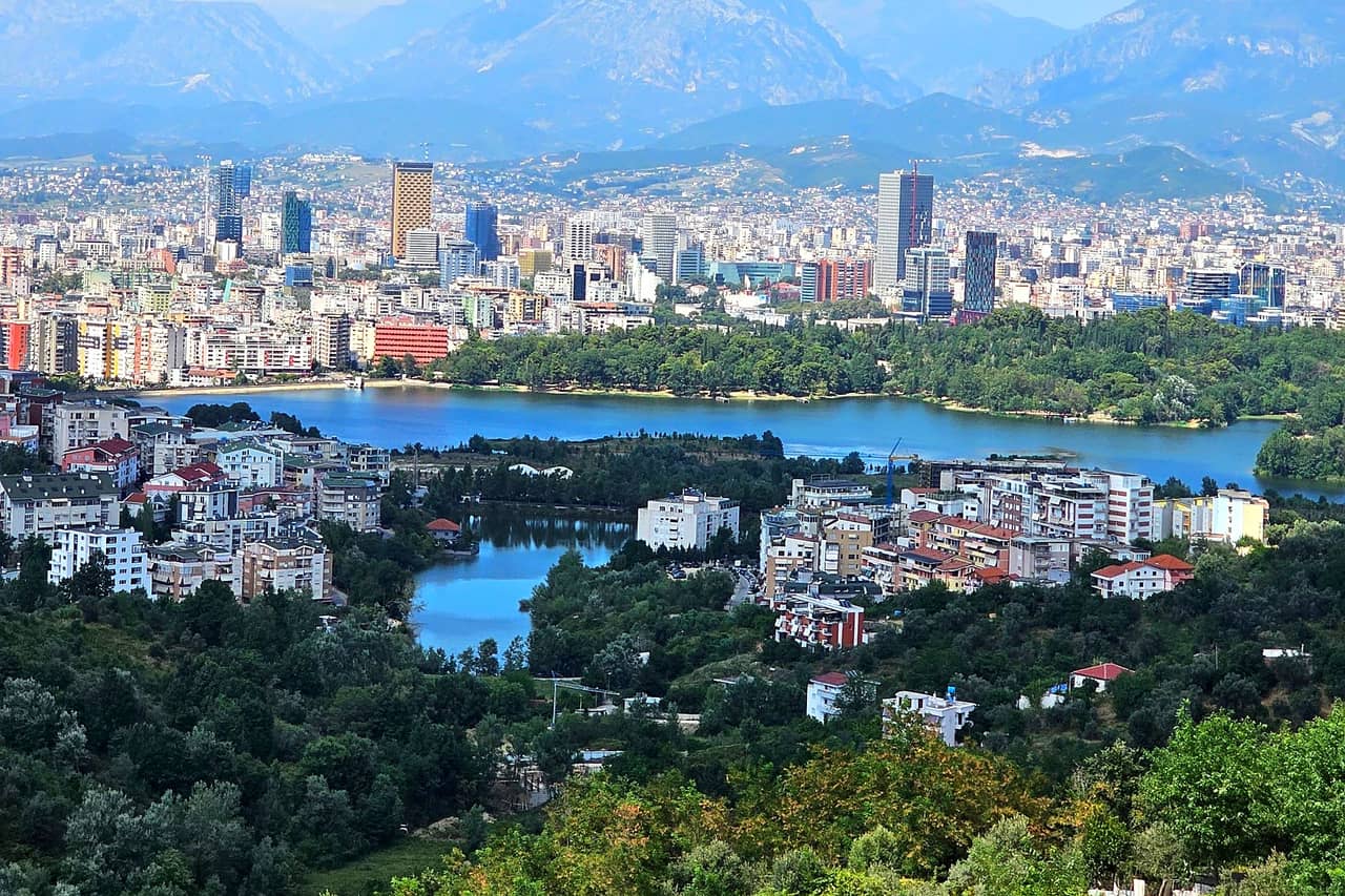 Tirana, park i jezioro z góry