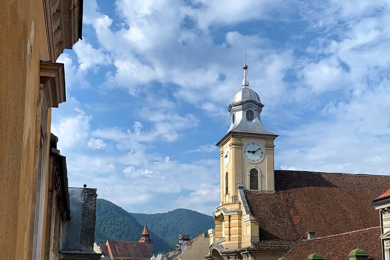 Braszów, ulica starego miasta z widokiem na góry