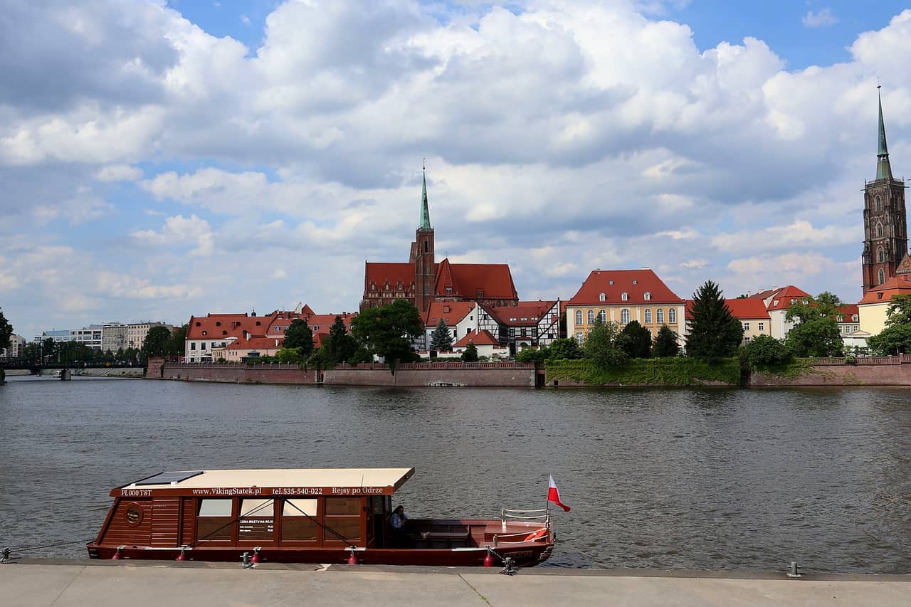 Ostrów Tumski i statek na Odrze