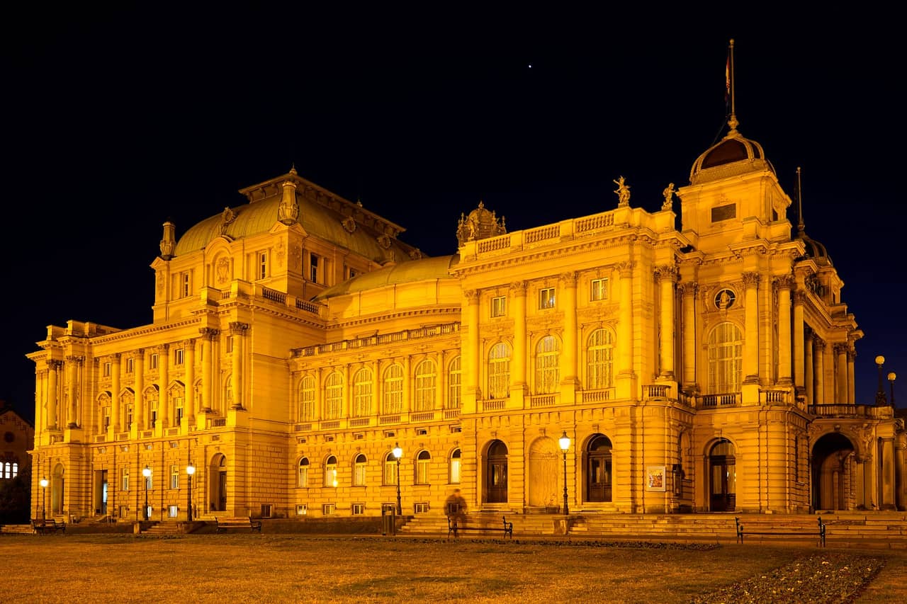 Chorwacki Teatr Narodowy nocą
