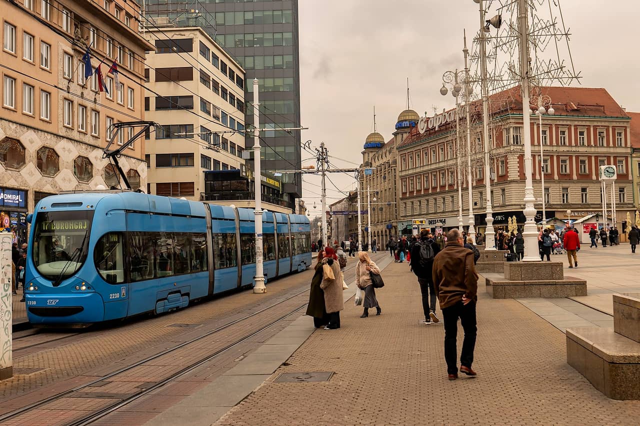 Niebieski tramwaj w centrum Zagrzebia